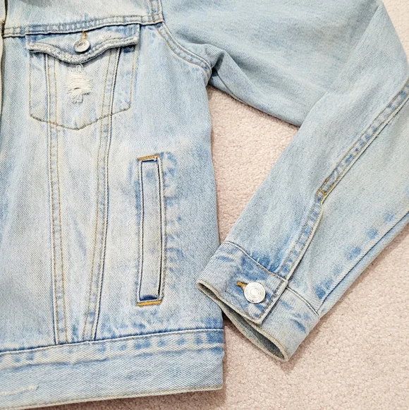 Forever 21 Light Wash Distressed Denim Jacket Women’s Size Small 100% Cotton - Picture 7 of 13